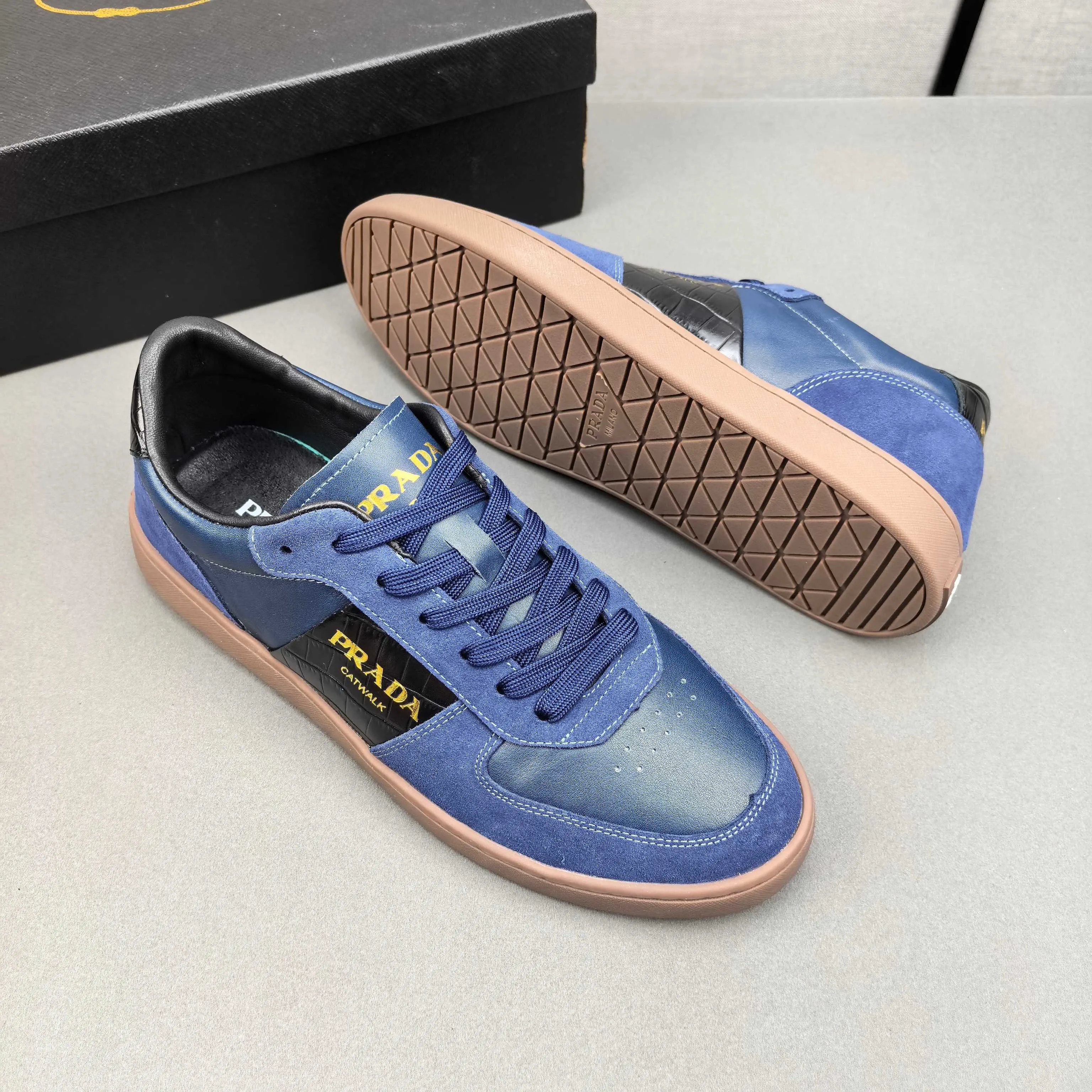 PP420❣️❣️❣️Prada set off the audience! Prada, an international brand that is constantly innovating, this men's casual shoe, the original version, made of cowhide leather at a ratio of one to one at the store, with leather feet and rubber non-slip outsole, breathable and comfortable, quality speaks for itself👄38-44